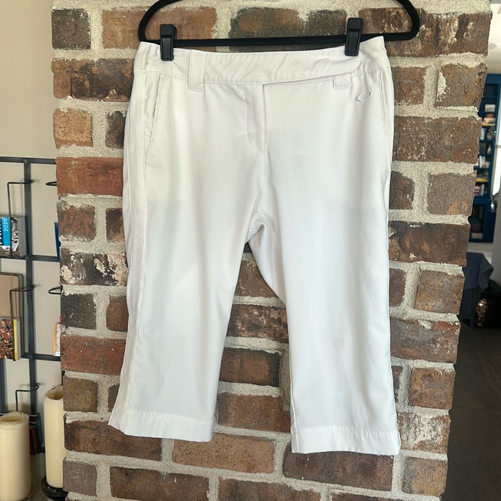 135 Oakley golf pants capris women’s sz 10 cream logo